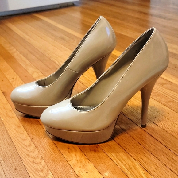 Size 10 tan stilletos, 5 in heel, barely worn. - Picture 1 of 4